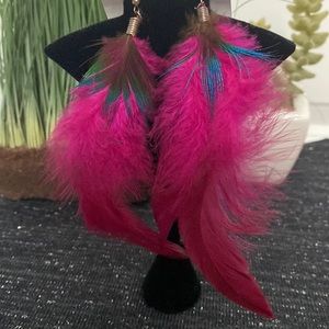 🆕Fuchsia/Wine with a tint of Blue/Green Feather 🪶 Fish hook Earrings